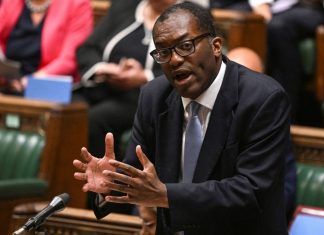 Debt crisis: S&P downgrades UK outlook Le « mini-budget » présenté par le nouveau ministre britannique des finances, Kwasi Karteng, va remettre la dette du royaume sur une pente ascendante, regrette S&P.
