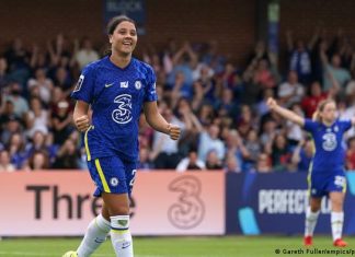 Does the English WSL live up to the hype? | Sports | DW Sam Kerr celebrates a goal for Chelsea
