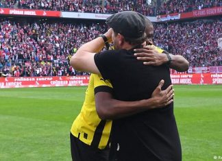 Dortmund loses in Cologne: lost focus, missed the lead | Sports | DW Cologne coach Steffen Baumgart (right) hugs BVB striker Anthony Modeste (left) before the game 1. FC Cologne - Borussia Dortmund