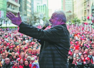 Elections in Brazil: the incongruities of the ballot Lula, ancien président, se représente face à Jair Bolsonaro, le président sortant. Ici à Curitiba.