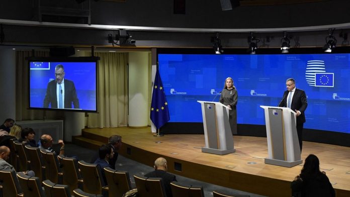 La commissaire européenne à l'Energie, Kadri Simson, et le ministre tchèque de l'Industrie, Jozef Sikela, à l'issue de la réunion des ministres européens à Bruxelles vendredi.