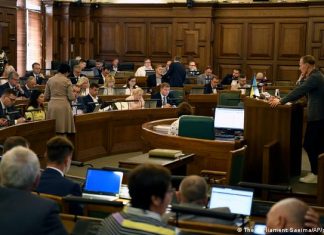 Forecast: ruling party in Latvia in front | Current Europe | DW Latvia Riga Parliament