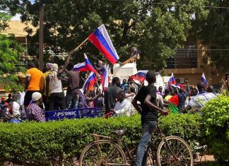 France targeted on the sidelines of the coup in Burkina Faso Des manifestants agitent des drapeaux russes à Ouagadougou.