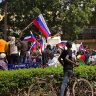 Des manifestants agitent des drapeaux russes à Ouagadougou.