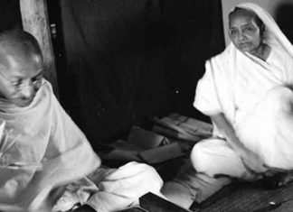 Gandhi Jayanti 2022 When Gandhiji got angry with Kasturba Gandhi for just Rs 4 Gandhi Jayanti : जेव्हा केवळ 4 रुपयांसाठी कस्तुरबांवर रागावले होते महात्मा गांधी; वाचा किस्सा
