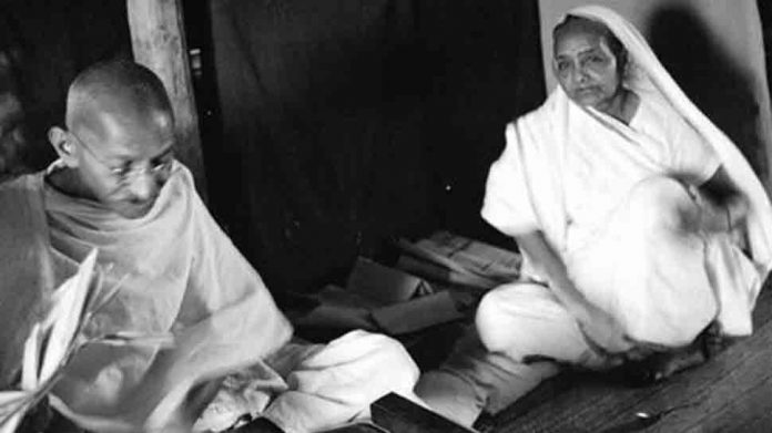 Gandhi Jayanti : जेव्हा केवळ 4 रुपयांसाठी कस्तुरबांवर रागावले होते महात्मा गांधी; वाचा किस्सा