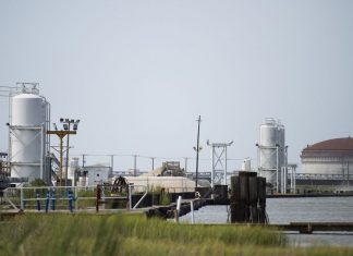 Gas: the United States belly to earth to serve Europe Le Texas et la Louisiane, avec ici l'usine de Cameron, sont devenus l'épicentre mondial du GNL.