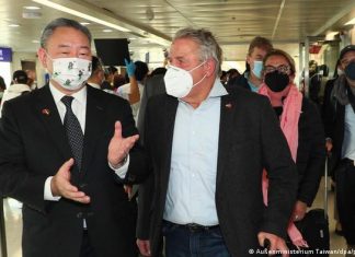 German parliamentarians visit Taiwan | Current Asia | DW Klaus Willsch with Alexander Tah-ray Yui at the airport