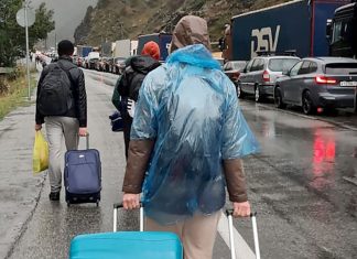 How Russia is wasting its future Les files d'attente à la frontière entre la Russie et la Georgie, le 25 septembre. Les Russes qui partent sont souvent ingénieurs, programmeurs, chercheurs : ils ont, plus que d'autres, les moyens financiers de partir.