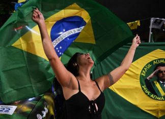 In Rio de Janeiro, the conservative wave prevails Une supportrice du président d'extrême droite Jair Bolsonaro (PL) lors des résultats du premier tour des élections à Rio de Janeiro. Il affrontera l'ex président Lula da Silva au second tour (30 octobre) qui reste le favori des sondages.