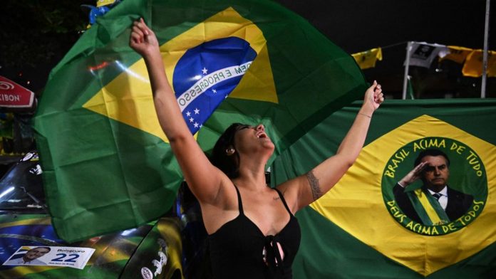 Une supportrice du président d'extrême droite Jair Bolsonaro (PL) lors des résultats du premier tour des élections à Rio de Janeiro. Il affrontera l'ex président Lula da Silva au second tour (30 octobre) qui reste le favori des sondages.