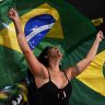 Une supportrice du président d'extrême droite Jair Bolsonaro (PL) lors des résultats du premier tour des élections à Rio de Janeiro. Il affrontera l'ex président Lula da Silva au second tour (30 octobre) qui reste le favori des sondages.