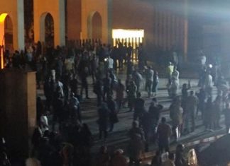 Iran’s leader Ali Khamenei: protests are foreign conspiracy | Current Middle East | DW People gather in front of the university building