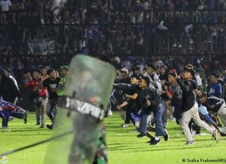 Stadium riots in Indonesia: the inevitable disaster | Sports | DW Indonesia | Riots at Kanjuruhan Stadium