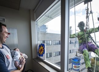 May happiness come on the faces of sick children… so come the window cleaners by becoming superheroes May happiness come on the faces of sick children... so come the window cleaners by becoming superheroes