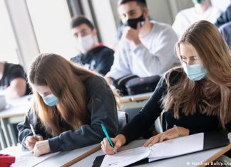 New Corona rules in force | Currently Germany | DW Coronavirus - Lessons in a school class