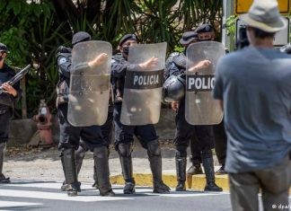 Nicaragua expels EU ambassador | Current America | DW Nicaragua, Managua | Police forces block a street