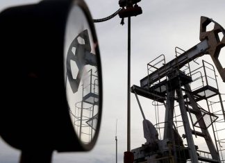 Oil prices jump amid rumors of production cuts Le baril de West Texas Intermediate (WTI) américain a gagné 3,3 % à 82,12 dollars.