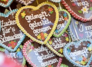 Oktoberfest 2022 – not a record year | culture | DW Oktoberfest hearts with the inscription Vaccinated, tested, recovered or sweets for sweets