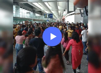 Passengers participate in Garba demonstration at Bengaluru airport Watch video गरबा दांडियाचा उत्साह शिगेला; विमानतळावरच प्रवाशांनी गरब्यावर धरला ठेका!