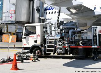 SAF or: The dream of CO2-neutral flying | Economy | DW An A320neo is being refueled