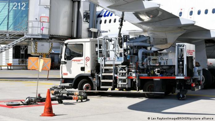 An A320neo is being refueled