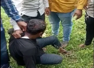 Satara News: A man who went to meet girlfriend wearing a burqa was beaten up like a child-lifter Satara News: A man who went to meet girlfriend wearing a burqa was beaten up like a child-lifter