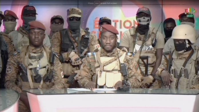 Vendredi soir, un groupe de militaires a annoncé à la télévision la nomination du capitaine Ibrahim Traoré (à gauche sur l'image) comme nouvel homme fort du pays.