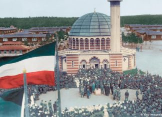 Six facts you didn’t know about mosques in Germany | culture | DW Painting of a mosque in the middle of the Wünsdorf-Zossen prison camp near Berlin. A large number of people have gathered in front of the mosque.