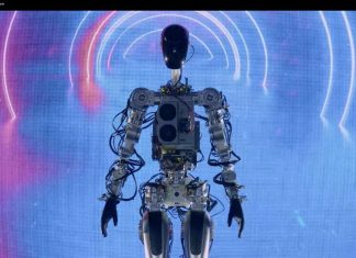 Tesla unveils a first version of its humanoid robot Optimus Pour l'instant, Optimus arrive à se déplacer lentement, sans tomber, et à faire des signes de la main.