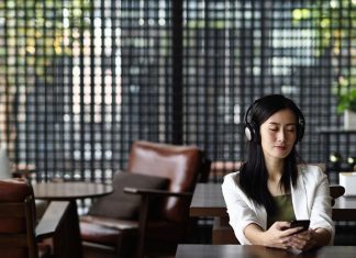 The audio book, a multi-billion dollar market coveted by tech giants En France, le nombre d'audio-lecteurs s'est monté à près de 10 millions l'an dernier, selon le Syndicat national de l'édition, la Sofia (l'organisme de gestion collective du droit de prêt en bibliothèque) et la Société des gens de lettres, soit une hausse de 8,7 % sur un an.