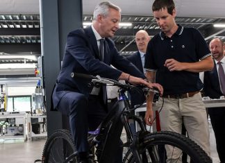 The energy crisis complicates the delicate conversion of the bar turning industry Bruno Le Maire et Roland Lescure, le 23 septembre. lors de leur visite de l'entreprise du groupe Bontaz, dans la vallée de l'Arve.