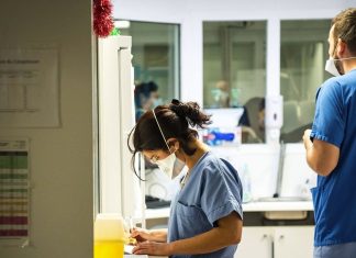 The government promises a doctor for each French person by 2025 Le gouvernement promeut une meilleure coordination entre professionnels de santé pour répondre aux demandes de soins en urgence.