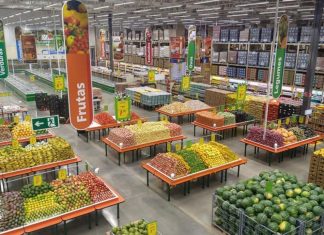 The secrets of the success of Atacadao, Carrefour’s steamroller in Brazil Atacadao, c'est un magasin-entrepôt qui vend bières, vins et farine sur palettes, mais qui offre aussi des rayons fruits et légumes de qualité. Les clients sont des professionnels et des particuliers.
