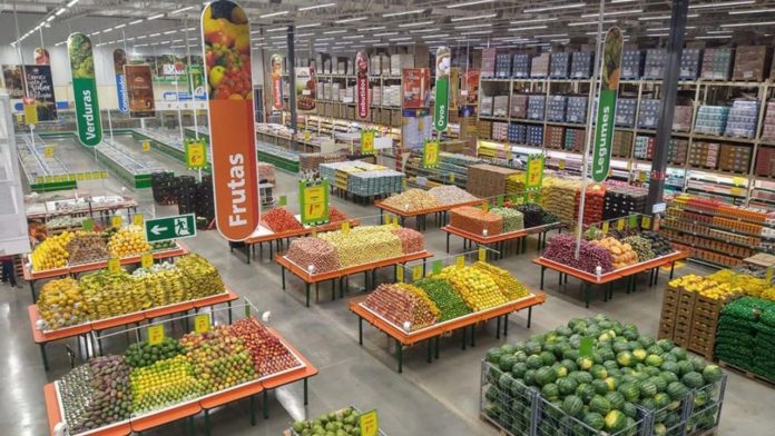 Atacadao, c'est un magasin-entrepôt qui vend bières, vins et farine sur palettes, mais qui offre aussi des rayons fruits et légumes de qualité. Les clients sont des professionnels et des particuliers.