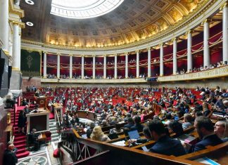 The threat of dissolution hangs over the return to parliament Entre le budget et la réforme des retraites, la session ordinaire du Parlement qui s'ouvre ce lundi s'annonce déjà explosive.