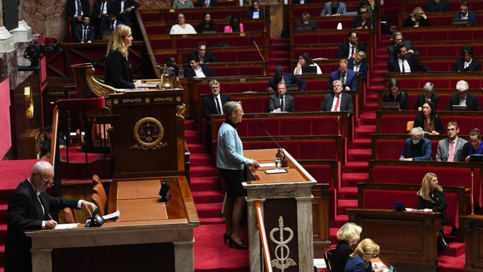 La Première ministre, Elisabeth Borne, a rappelé lundi que la « France veut rendre le coût de la guerre insupportable pour la Russie ».