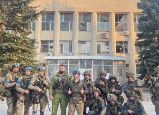Ukraine continues its offensive despite Russian annexation Des soldats ukrainiens posent devant un bâtiment de la ville de Lyman, reprise ce samedi.