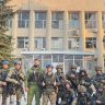 Des soldats ukrainiens posent devant un bâtiment de la ville de Lyman, reprise ce samedi.