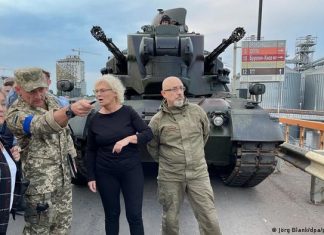 Ukraine news: Drones over the training place for Ukrainian soldiers in Germany | Current Europe | DW Lambrecht with Ukrainian colleagues in front of a tank