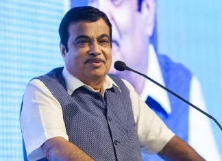 Union Minister Nitin Gadkari told Mercedes-Benz, I can’t buy your car ABN "मी तुमची गाडी खरेदी करु शकत नाही"; मर्सिडीजच्या CEO समोरच असे का म्हणाले नितीन गडकरी?