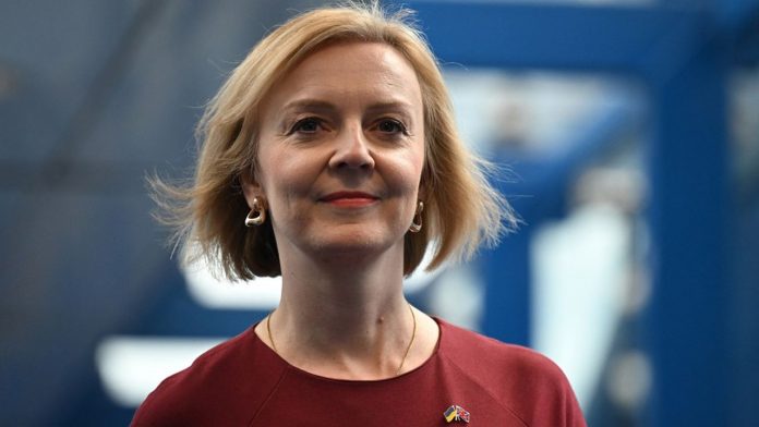 La nouvelle Première ministre britannique, Liz Truss, entend désormais baisser les impôts de 43 milliards de livres d'ici à mars 2027.